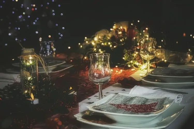 Ideas to spruce up your Christmas table!