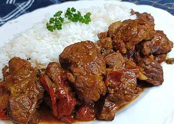 Pork Neck Curry with a Tangy Sweet and Sour Taste