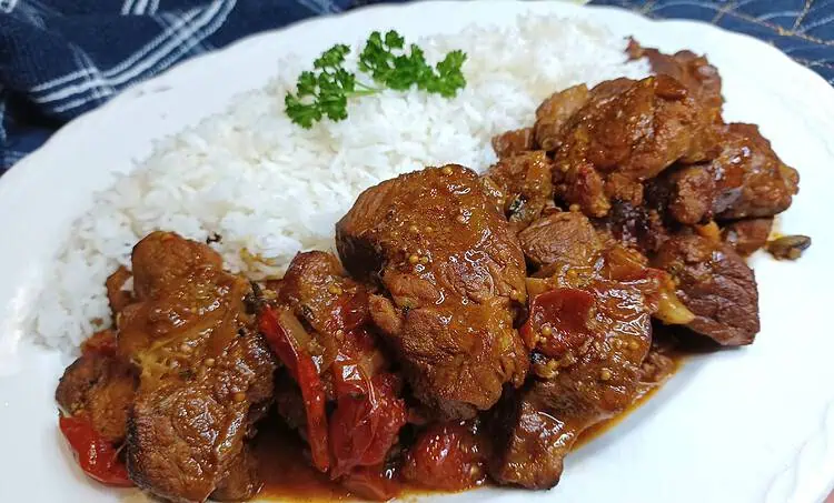 Pork Neck Curry with a Tangy Sweet and Sour Taste